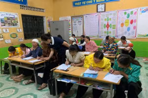 Lớp xoá mù chữ thôn Khuổi Khí, giai đoạn 2, do cô giáo Hoàng Thị Thiệp, giáo viên Trường PT DTBT Tiểu học Bằng Thành 1, xã Bằng Thành, tỉnh Thái Nguyên trực tiếp phụ trách.