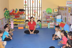 Cô và trò điểm trường Hoan, Trường Mầm non Cây Thị được bố trí học tại nhà văn hoá xóm Hoan, xã Nam Hoà, tỉnh Thái Nguyên.