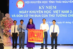 Hội khuyến học tỉnh Thái Nguyên đón nhận Cờ thi đua xuất sắc của Thủ tướng Chính phủ.