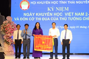 Hội khuyến học tỉnh Thái Nguyên đón nhận Cờ thi đua xuất sắc của Thủ tướng Chính phủ.