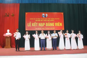 Ông Nguyễn Đức Thịnh – Phó Giám đốc Sở Giáo dục và Đào tạo tỉnh Thái Nguyên và ông Nguyễn Mạnh Hà – Phó Bí thư Thường trực Thành ủy Thái Nguyên chúc mừng các Đảng viên mới.