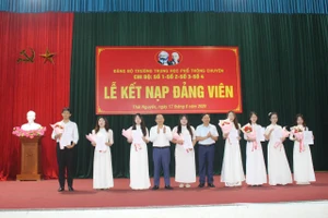 Ông Nguyễn Đức Thịnh – Phó Giám đốc Sở Giáo dục và Đào tạo tỉnh Thái Nguyên và ông Nguyễn Mạnh Hà – Phó Bí thư Thường trực Thành ủy Thái Nguyên chúc mừng các Đảng viên mới.