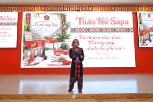 Sinh viên Đại học Thái Nguyên trình bày về dự án.