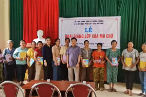 Thắp sáng miền núi từ những lớp học xoá mù chữ.