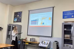 Sinh viên Đại học Năng lượng Matxcơva (MPEI), Liên bang Nga thuyết trình dự án cuối khóa với chủ đề “Nguồn năng lượng tái tạo”.