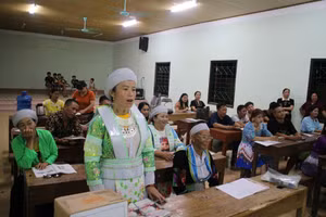 Bằng sự kiên trì và tâm huyết, các thầy cô đã lên kế hoạch “dân vận khéo” đến từng nhà để vận động người dân tham gia lớp xoá mù chữ.