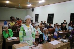 Bằng sự kiên trì và tâm huyết, các thầy cô đã lên kế hoạch “dân vận khéo” đến từng nhà để vận động người dân tham gia lớp xoá mù chữ.