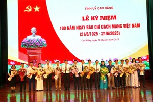 Tỉnh Cao Bằng biểu dương, khen thưởng các tập thể cá nhân có thành tích trong công tác thông tin tuyên truyền.