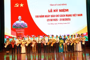 Tỉnh Cao Bằng biểu dương, khen thưởng các tập thể cá nhân có thành tích trong công tác thông tin tuyên truyền.