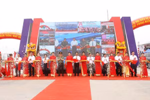 Các đại biểu cắt băng khánh thành Dự án đường Vành đai V vùng Thủ đô Hà Nội - đoạn tuyến đi qua TP. Phổ Yên và huyện Phú Bình.