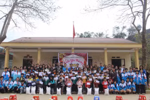 Trao quà cho học sinh Điểm trường Khe Cạn, xã Nam Hoà, tỉnh Thái Nguyên.