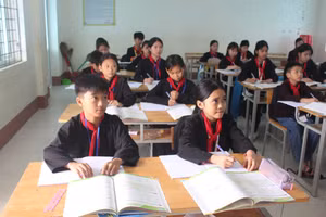 Miễn học phí là chính sách nhân văn thể hiện sự quan tâm sâu sắc của Đảng và Nhà nước đối với sự nghiệp giáo dục.