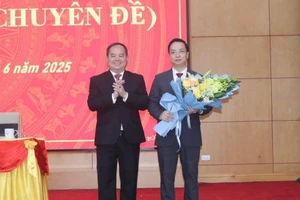 Ông Quản Minh Cường, Bí thư Tỉnh ủy tặng hoa chúc mừng Tân Chủ tịch UBND tỉnh Cao Bằng Lê Hải Hòa.
