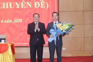 Ông Quản Minh Cường, Bí thư Tỉnh ủy tặng hoa chúc mừng Tân Chủ tịch UBND tỉnh Cao Bằng Lê Hải Hòa.