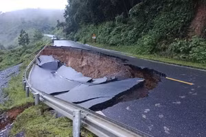 Mưa lớn khiến nhiều tuyến đường huyện miền núi Thái Nguyên bị sạt lở nghiêm trọng.