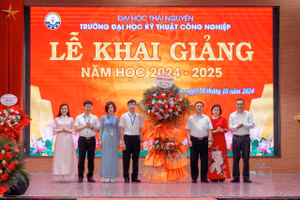 Lãnh đạo Đại học Thái Nguyên tặng hoa chúc mừng trường Đại học Kỹ thuật Công nghiệp.