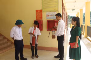 Thầy cô giáo trường PTDTNT THCS Đại Từ hướng dẫn học sinh cách sử dụng bình cứu hoả.