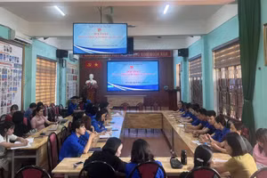 Trường THPT Hữu Lũng (Lạng Sơn) tổ chức nâng cao nghiệp vụ cho giáo viên.