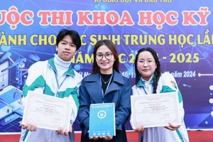 Cô Trần Thị Quỳnh Trang (đứng giữa) vinh dự nhận giải thưởng Lý Tự Trọng năm 2025.