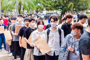 Thí sinh nộp hồ sơ vào Trường Đại học Kỹ thuật Công nghiệp.