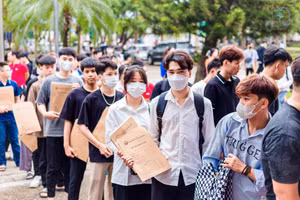 Thí sinh nộp hồ sơ vào Trường Đại học Kỹ thuật Công nghiệp.
