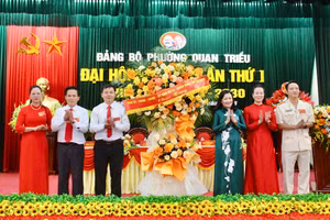 Bà Mai Thị Thuý Nga, Phó Chủ tịch HĐND tỉnh Thái Nguyên tặng hoa chúc mừng.