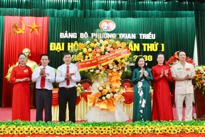 Bà Mai Thị Thuý Nga, Phó Chủ tịch HĐND tỉnh Thái Nguyên tặng hoa chúc mừng.