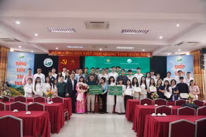 Trao học bổng cho sinh viên và hỗ trợ kinh phí các hoạt động nghiên cứu khoa học tại nhà trường.