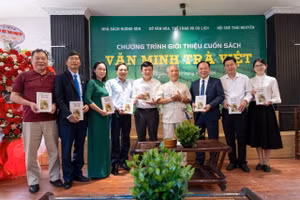 Các đại biểu tham gia chương trình giới thiệu cuốn sách.