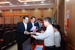 Bí thư Tỉnh uỷ Thái Nguyên Trịnh Xuân Trường bỏ phiếu tại Trường Đại học Khoa học (Đại học Thái Nguyên).