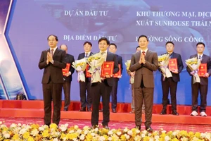 Lãnh đạo tỉnh Thái Nguyên trao Quyết định chấp thuận chủ trương đầu tư, Giấy chứng nhận đăng ký đầu tư.