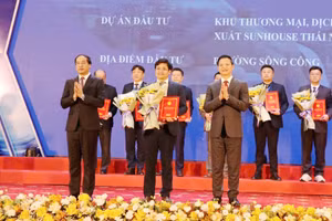 Lãnh đạo tỉnh Thái Nguyên trao Quyết định chấp thuận chủ trương đầu tư, Giấy chứng nhận đăng ký đầu tư.