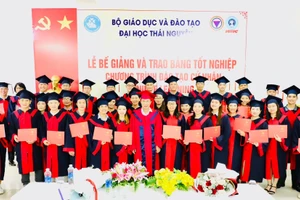 Lễ bế giảng và trao bằng tốt nghiệp chương trình đào tạo cử nhân Elearning.