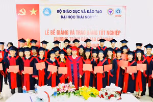 Lễ bế giảng và trao bằng tốt nghiệp chương trình đào tạo cử nhân Elearning.