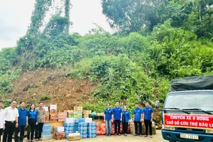 Chung tay, đồng lòng hướng về vùng bão lũ.