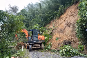 Các tuyến đường giao thông bị sạt lở khiến công tác cứu hộ, cứu nạn gặp nhiều khó khăn