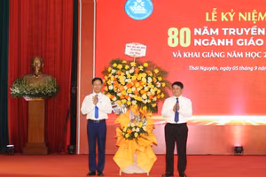 Lãnh đạo tỉnh Thái Nguyên tặng hoa chúc mừng.