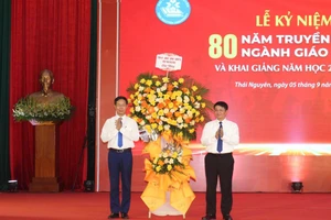Lãnh đạo tỉnh Thái Nguyên tặng hoa chúc mừng.