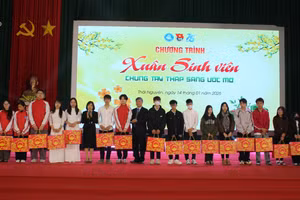 Đại học Thái Nguyên mang tết ấm đến sinh viên có hoàn cảnh khó khăn.