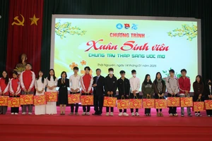 Đại học Thái Nguyên mang tết ấm đến sinh viên có hoàn cảnh khó khăn.