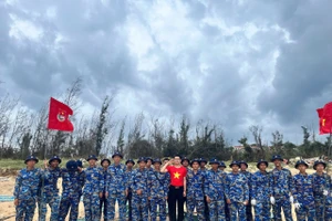 Nguyễn Văn Chung cùng các chiến sĩ trên đảo Bạch Long Vĩ.