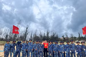 Nguyễn Văn Chung cùng các chiến sĩ trên đảo Bạch Long Vĩ.