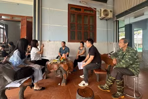 Nhiều phụ huynh có con đang học tại Trường Mầm non Hoà Bình, xã Văn Lăng, tỉnh Thái Nguyên trao đổi với Báo Giáo dục và Thời đại.