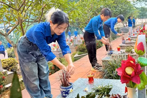 Đoàn viên sinh viên tri ân các anh hùng liệt sĩ.