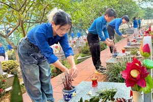 Đoàn viên sinh viên tri ân các anh hùng liệt sĩ.