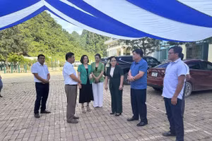 Thứ trưởng Nguyễn Thị Kim Chi thăm và tặng quà trường bị thiệt hại do mưa bão