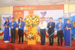 Lãnh đạo Đại học Thái Nguyên tặng hoa chúc mừng Đại hội.