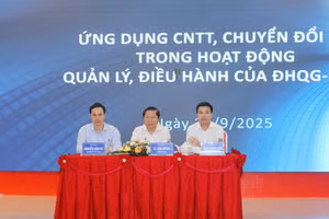 Thứ trưởng Bộ GD&ĐT Lê Tấn Dũng (ở giữa); Chánh văn phòng Bộ GD&ĐT Trần Quang Nam (bên phải) và Phó Chánh văn phòng Bộ GD&ĐT Nguyễn Văn Cừ (bên trái) chủ trì hội nghị.