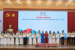 Tuyên dương "Sinh viên 5 tốt" cấp tỉnh.
