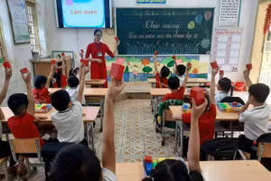 Cô Hứa Thị Nhung luôn nỗ lực đổi mới phương pháp giảng dạy để giúp học trò tiếp thu kiến thức.